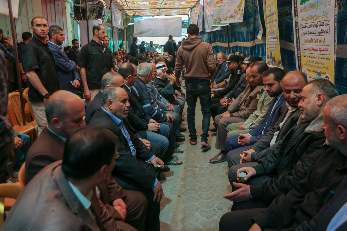 قيادة الداخلية تُقدم واجب العزاء لذوي شهداء مسيرة العودة