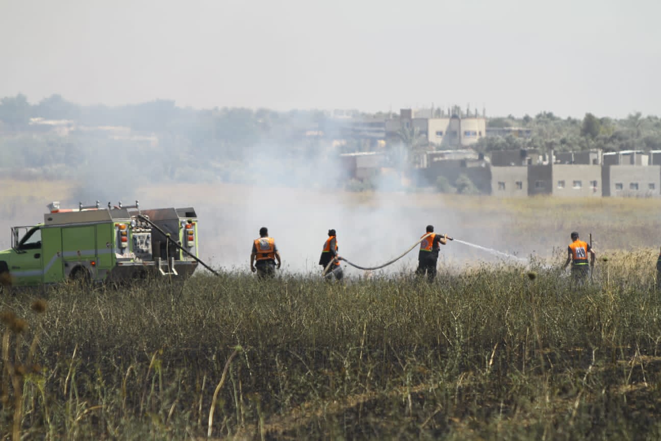 الدفاع المدني يُتابع آثار العدوان الإسرائيلي