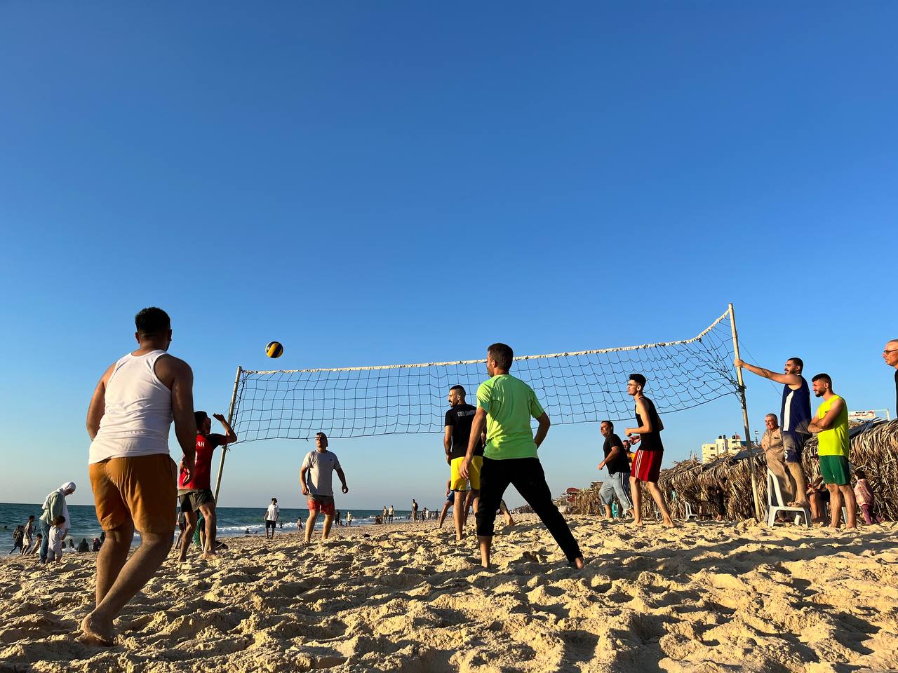 اصطياف المواطنين بغزة على شاطئ البحر وعدد من الأماكن الترفيهية خلال الإجازة الأسبوعية