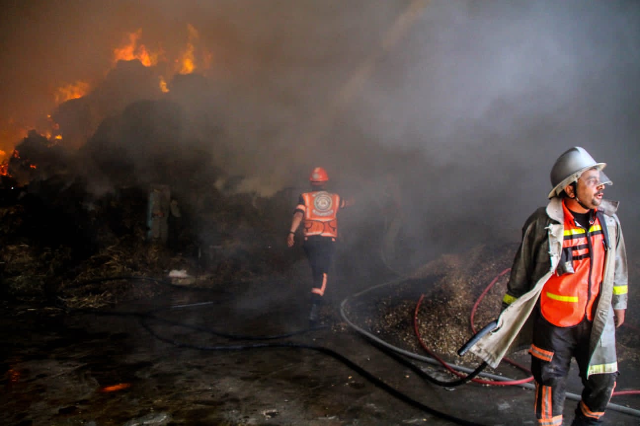 الدفاع المدني يُتابع آثار العدوان الإسرائيلي