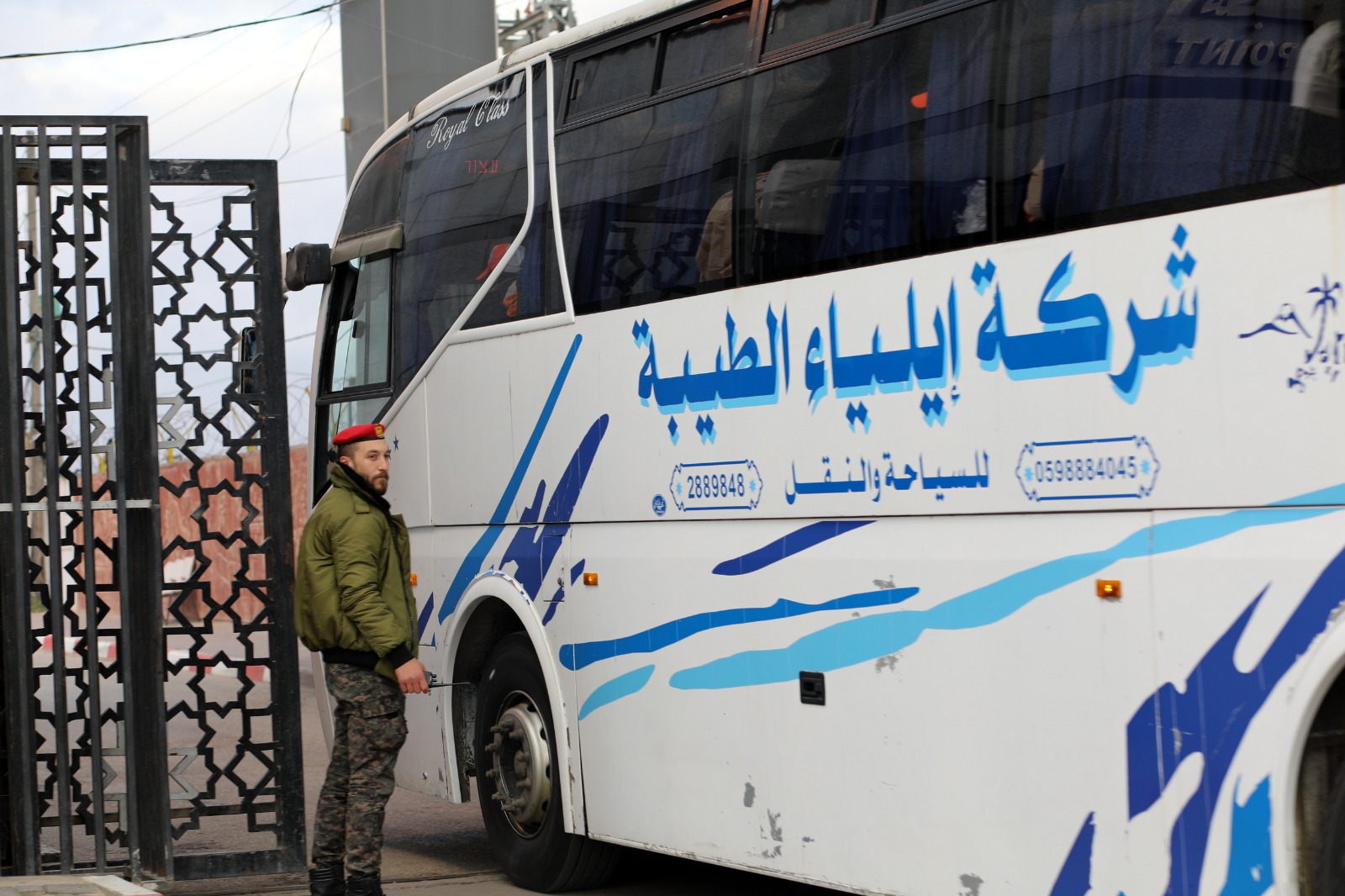 أطقم "المعابر" تُسهل مغادرة الفوج الأول من المعتمرين عبر معبر رفح 