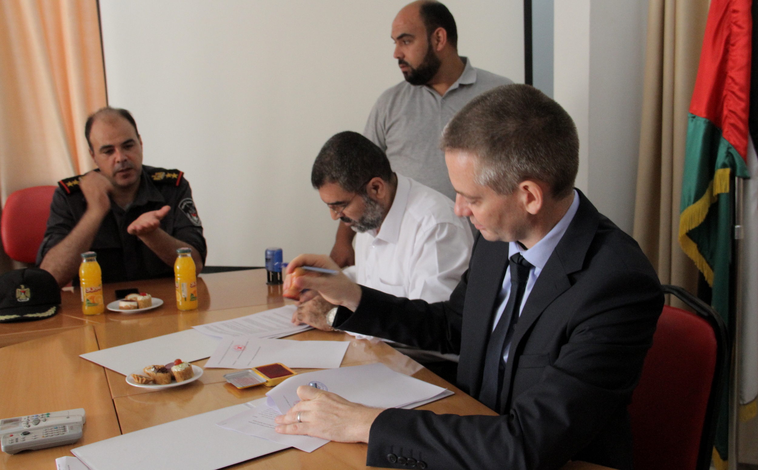 الداخلية تُوقع مذكرة تفاهم مع الصليب الأحمر