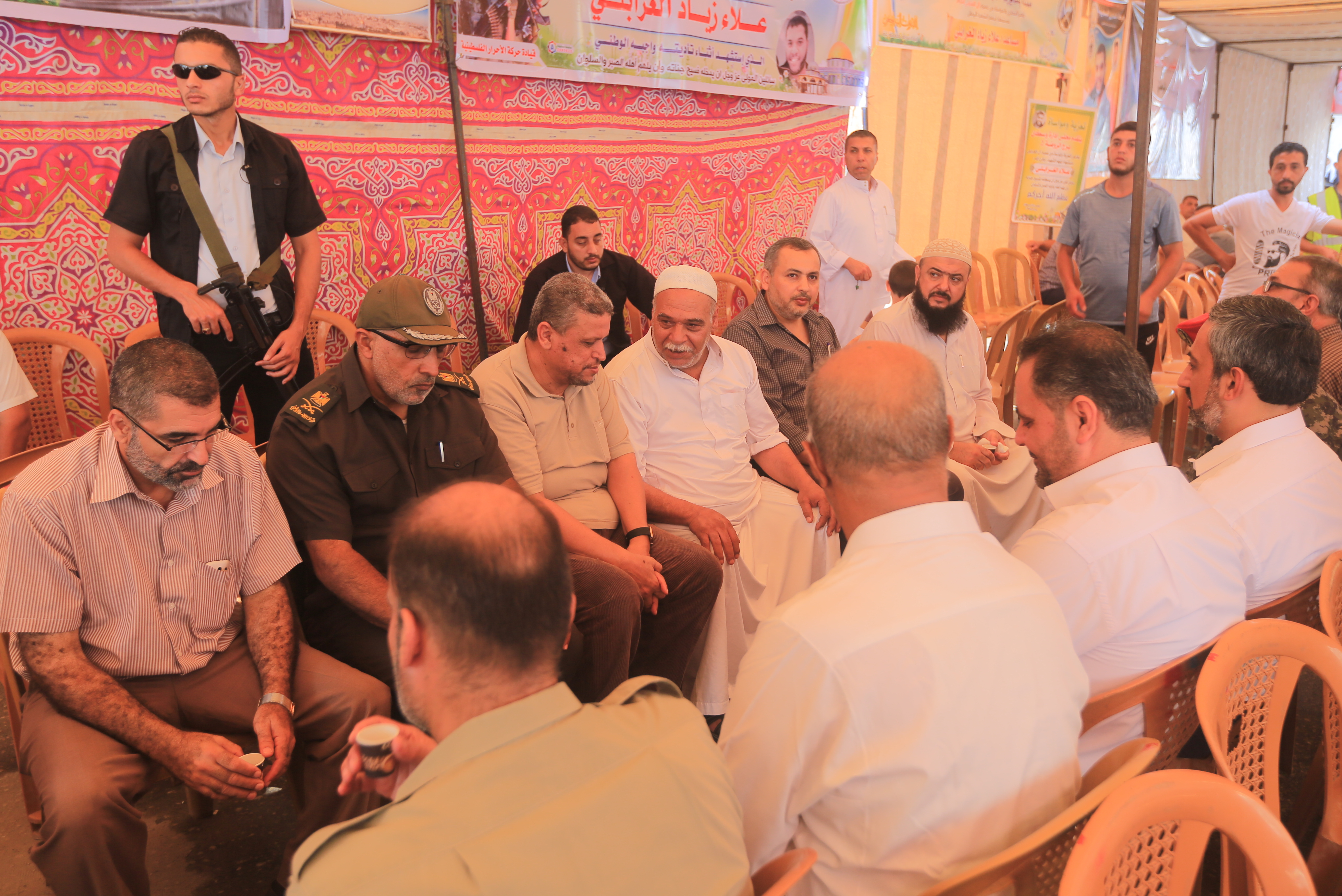 قيادة الداخلية تُقدم العزاء لذوي شهداء الواجب الثلاثة