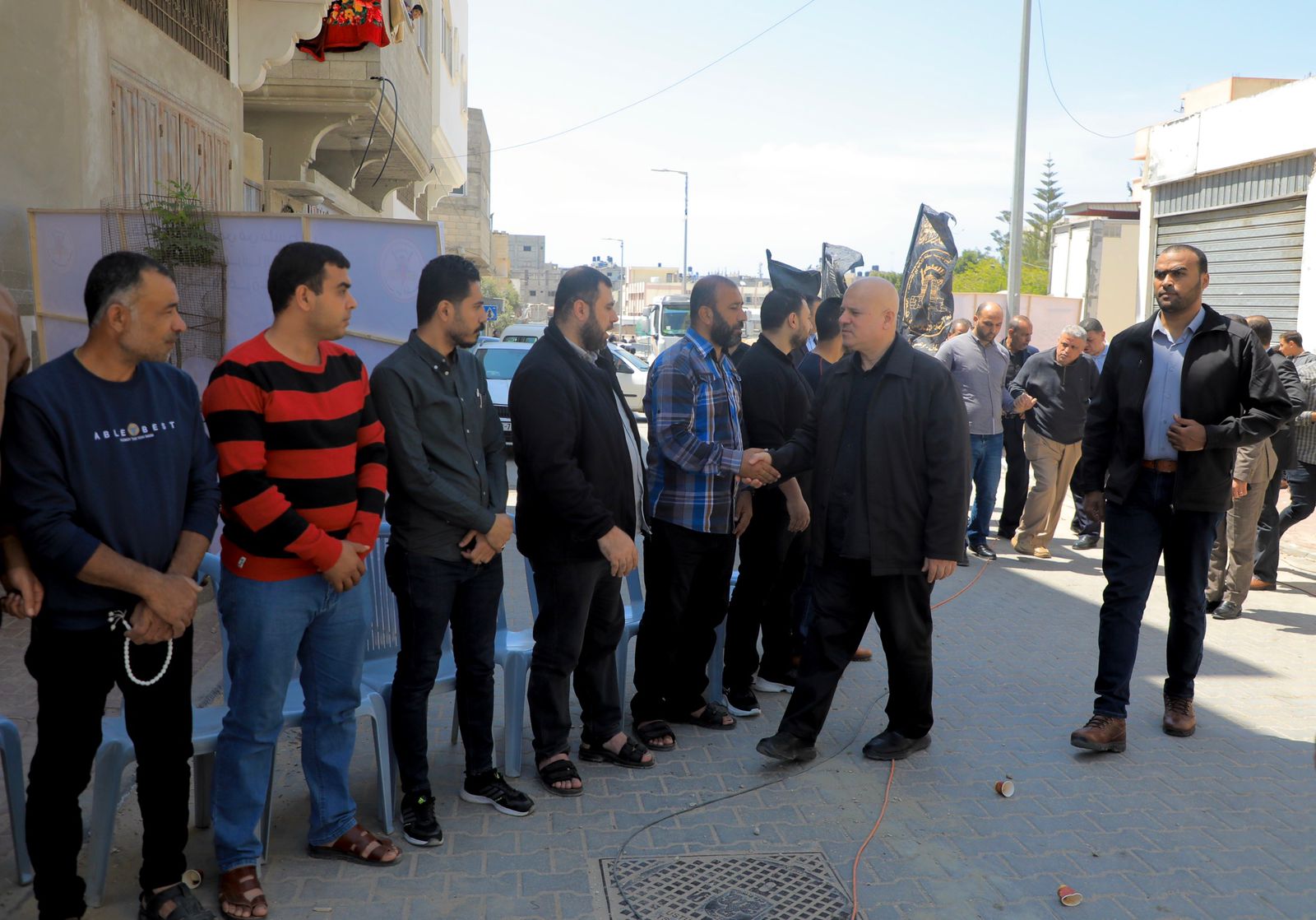 قيادة "الداخلية" تُقدم واجب العزاء لذوي شهداء العدوان الإسرائيلي