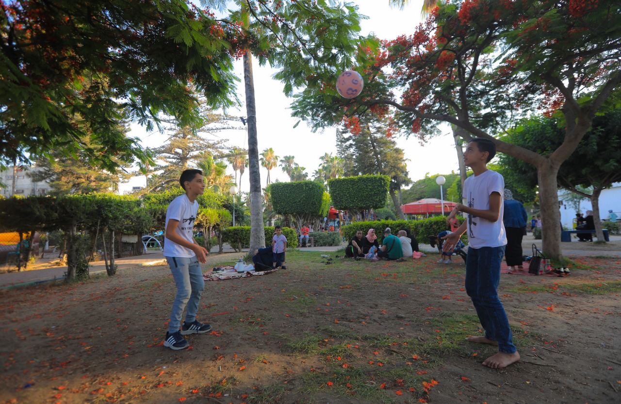 مواطنون يقضون إجازة نهاية الأسبوع في عدد من الأماكن الترفيهية بقطاع غزة