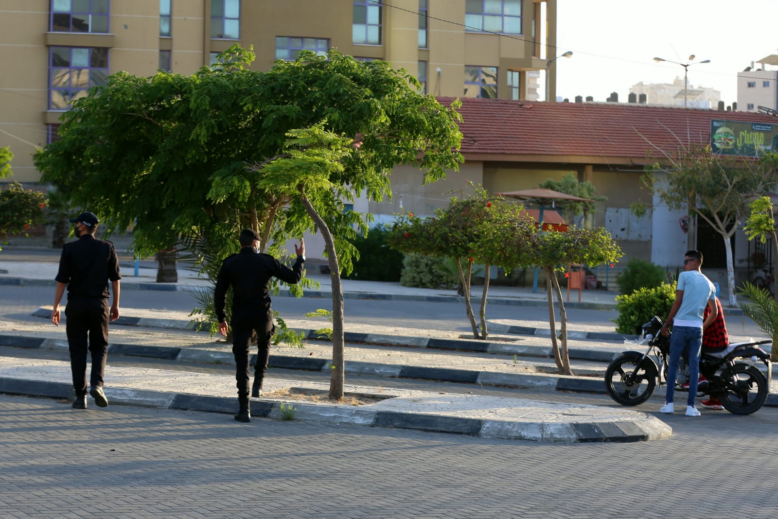 انتشار الشرطة في الساحات العامة والمتنزهات لمنع الازدحام خلال عيد الفطر