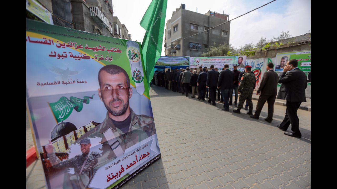 قيادة الداخلية تُقدم واجب العزاء لذوي شهداء مسيرة العودة