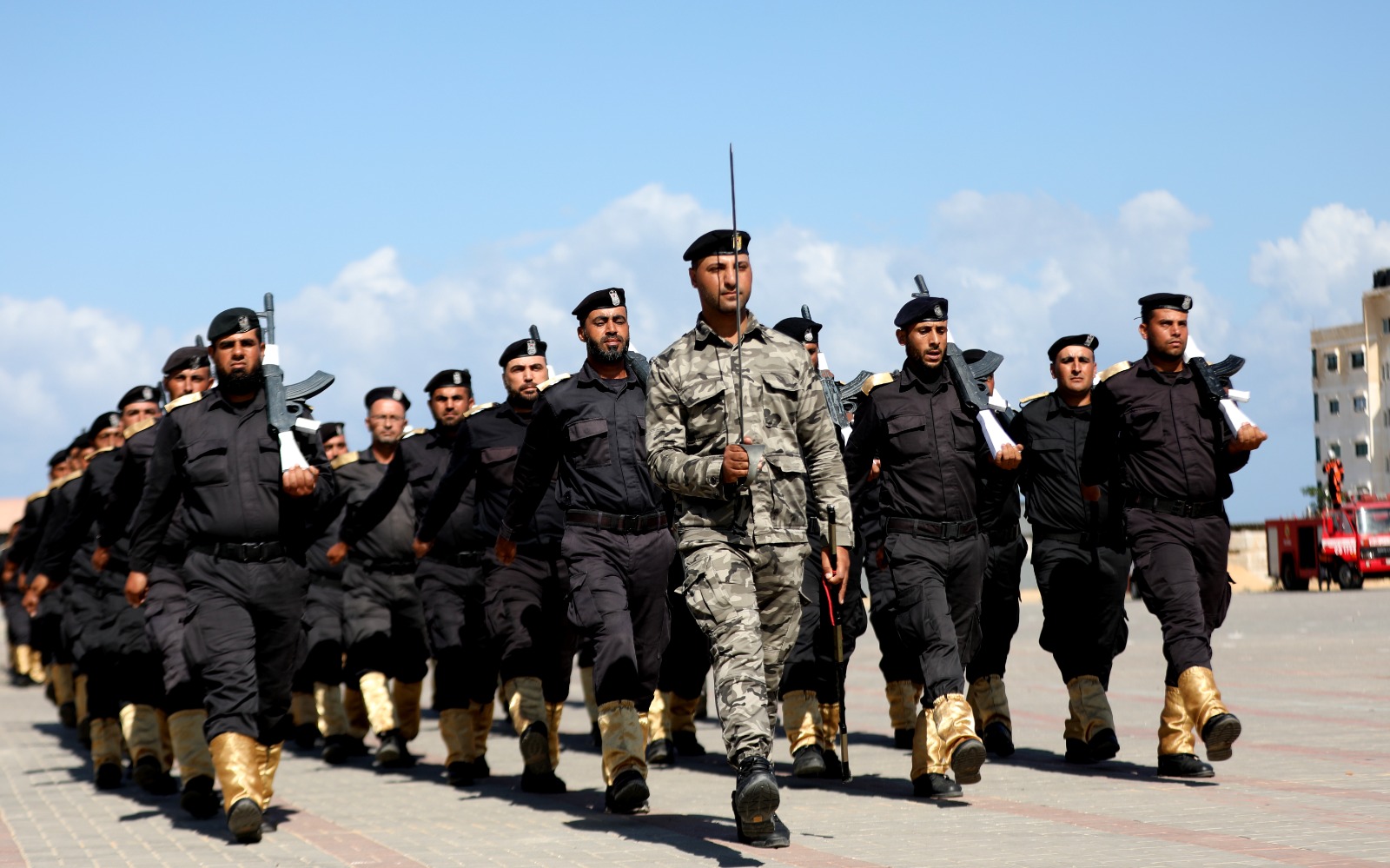 "مديرية التدريب" تُخرج دورة تأهيل الضباط الـ 39