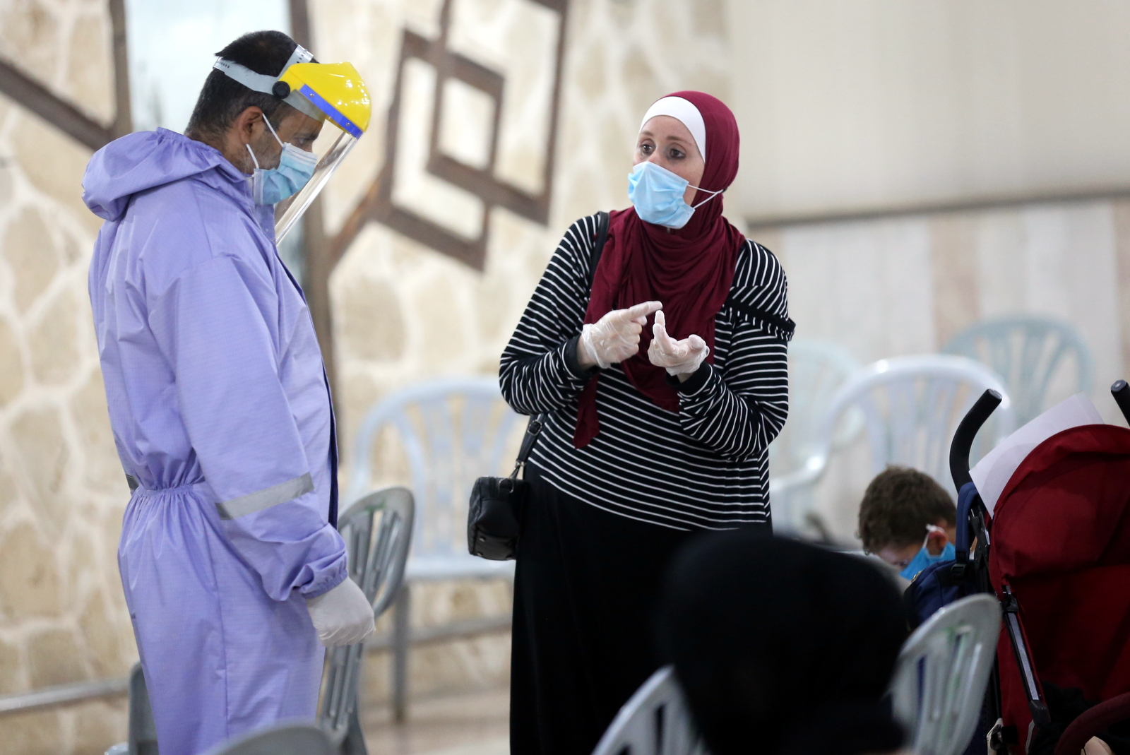 توافد المسافرين العائدين عبر معبر رفح في أول أيام فتحه استثنائياً