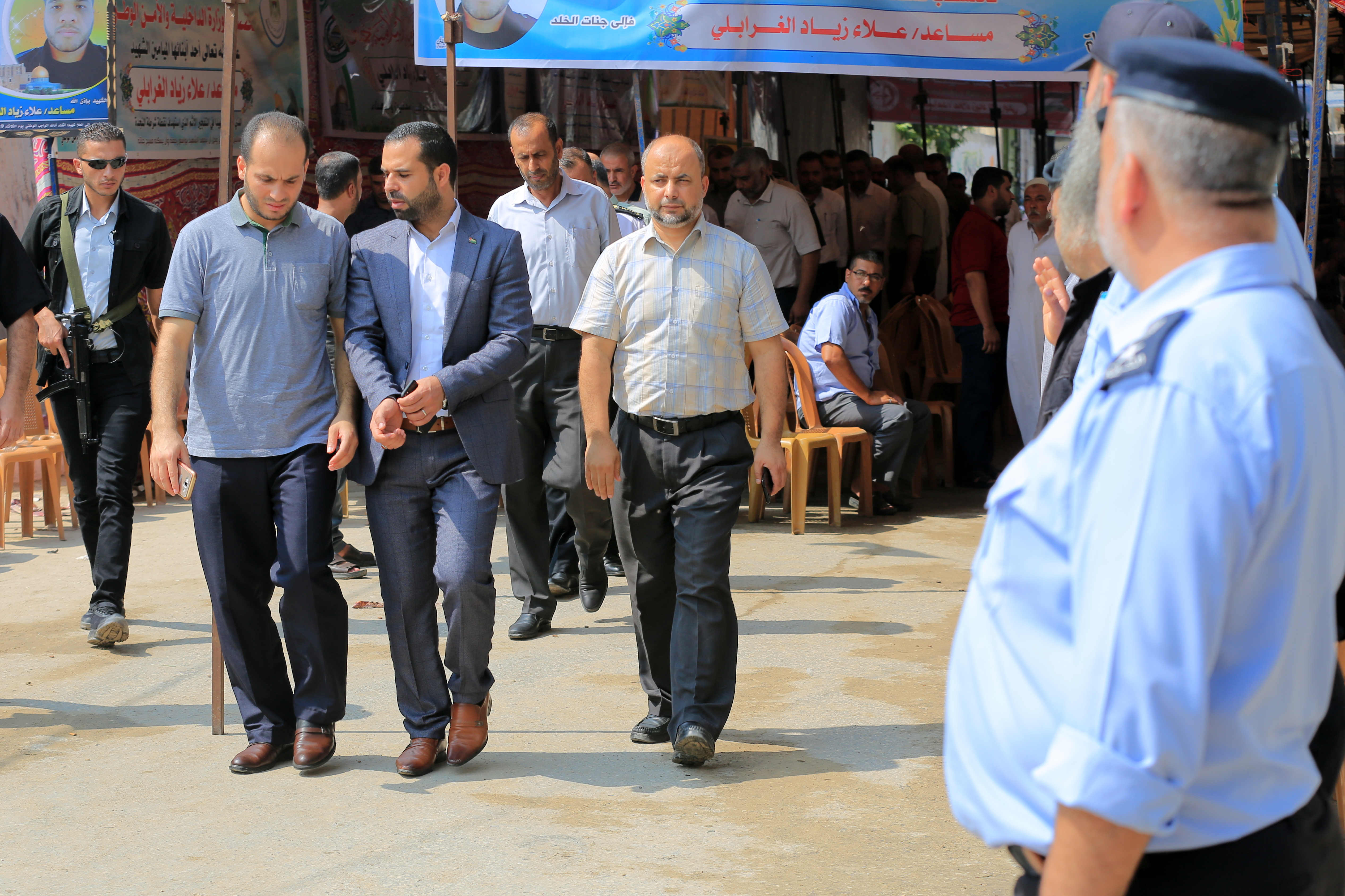 قيادة الداخلية تُقدم العزاء لذوي شهداء الواجب الثلاثة