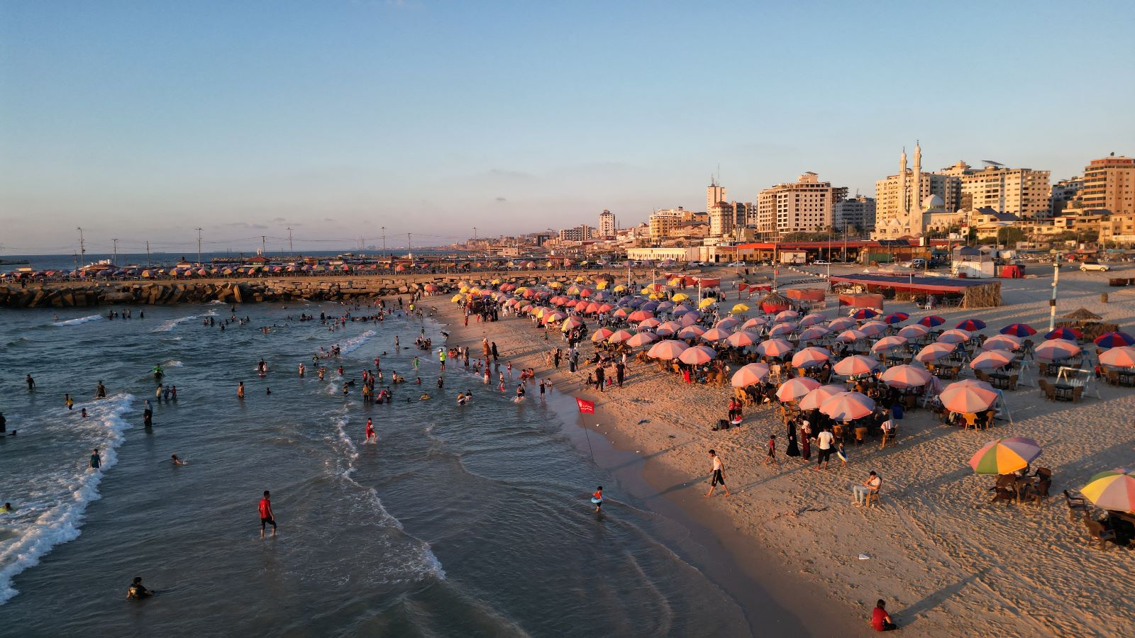 أجواء اصطياف المواطنين في غزة على شاطئ البحر والشريط الساحلي وعمل أجهزة وزارة الداخلية في تهيئة الأجواء الملائمة