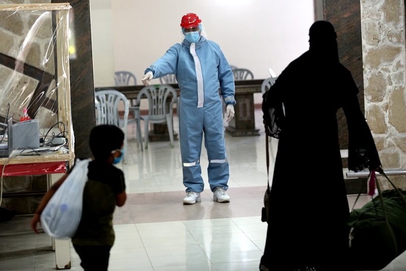 توافد المسافرين العائدين عبر معبر رفح في أول أيام فتحه استثنائياً