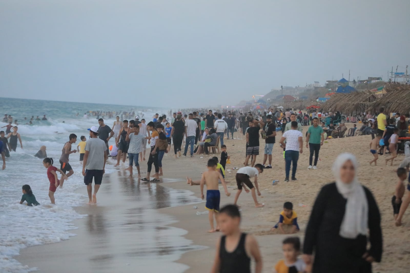 أجواء اصطياف المواطنين على شاطئ البحر وسط قطاع غزة