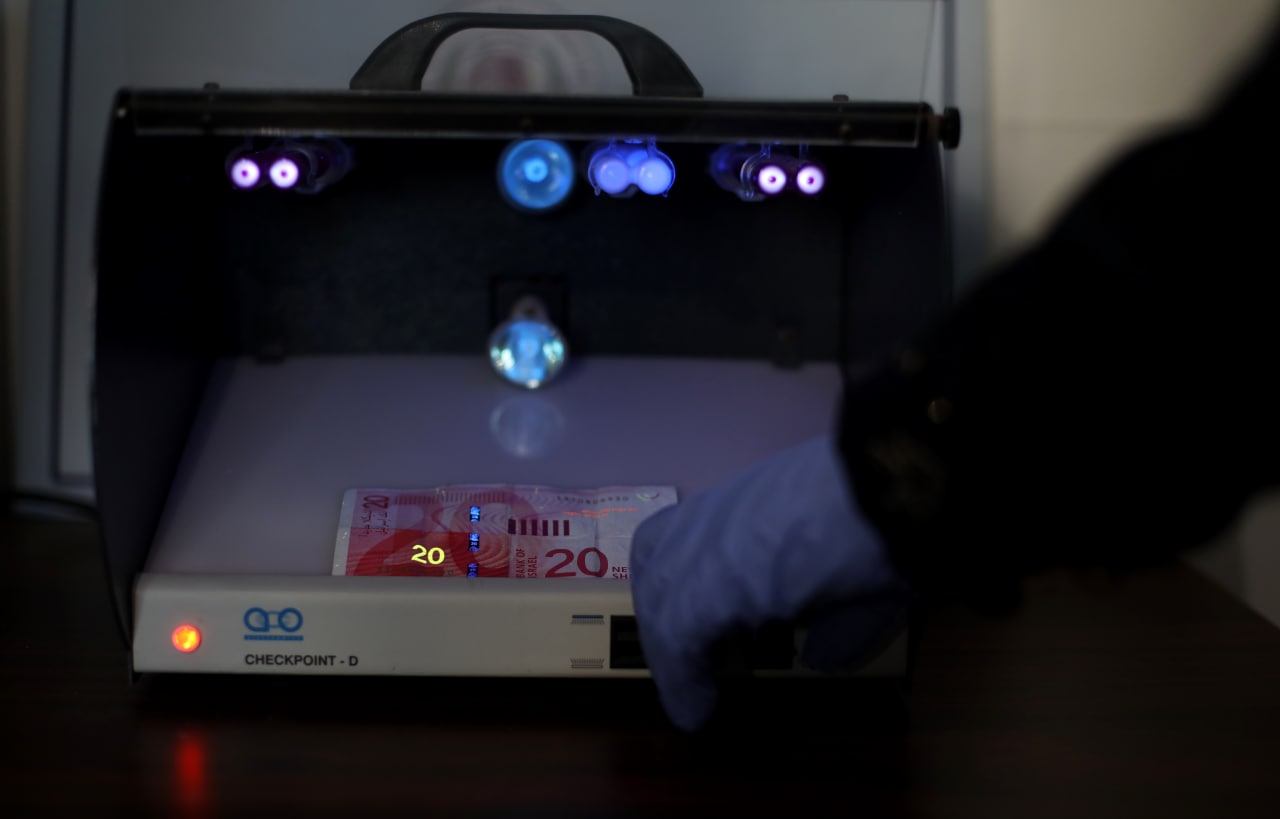 صور "المعمل الجنائي" بالشرطة.. نُخب علمية لتحقيق العدالة.