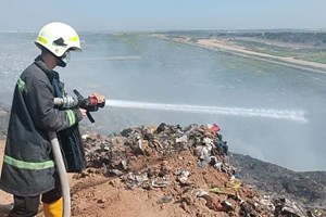 أطقم الدفاع المدني تسيطر على حريق "مكب النفايات"