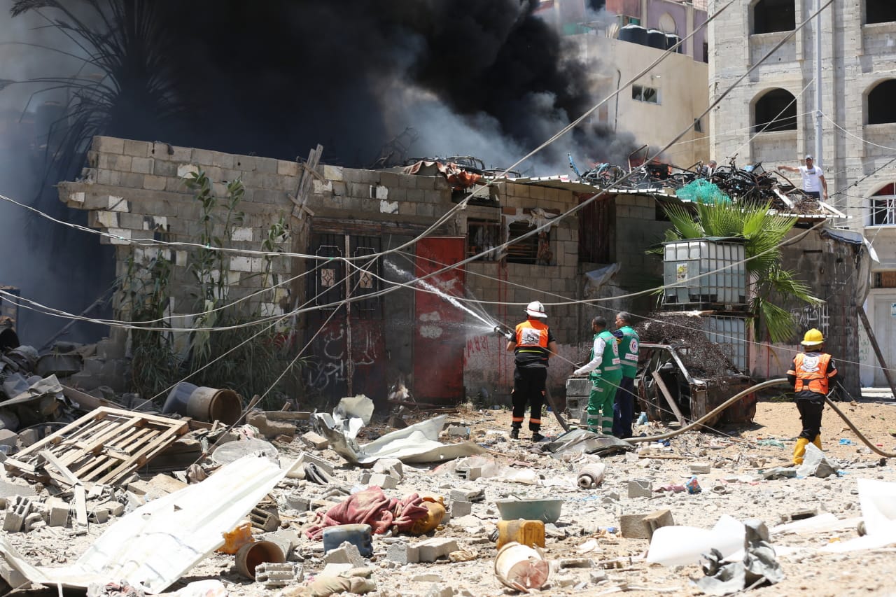 الدفاع المدني يُتابع آثار العدوان الإسرائيلي