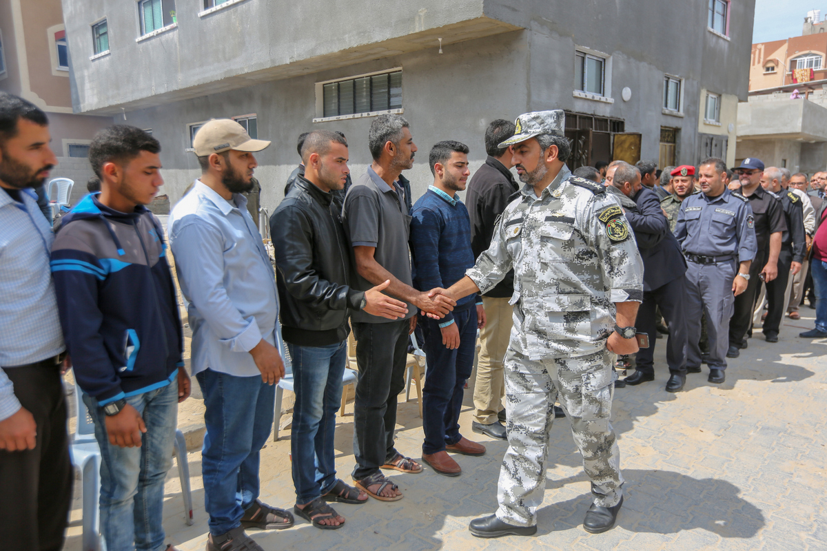 قيادة الداخلية تُقدم واجب العزاء لذوي شهداء مسيرة العودة