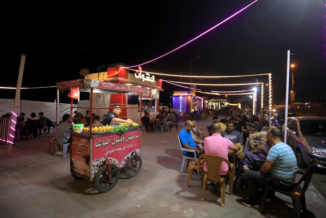 صور من استجمام المواطنين على شاطئ البحر خلال الإجازة الأسبوعية