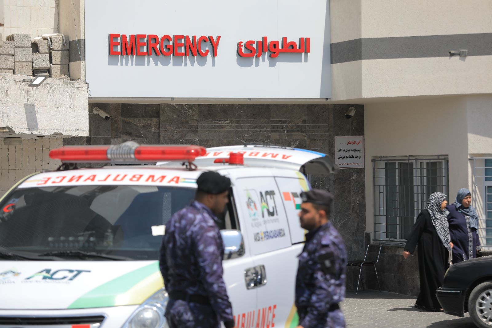 صور: الأجهزة الأمنية والشُرطية تُساند المواطنين في ظل العدوان