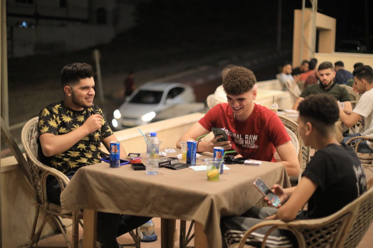 أجواء اصطياف المواطنين بغزة على شاطئ البحر وعمل أجهزة الداخلية في توفير الأجواء الملائمة