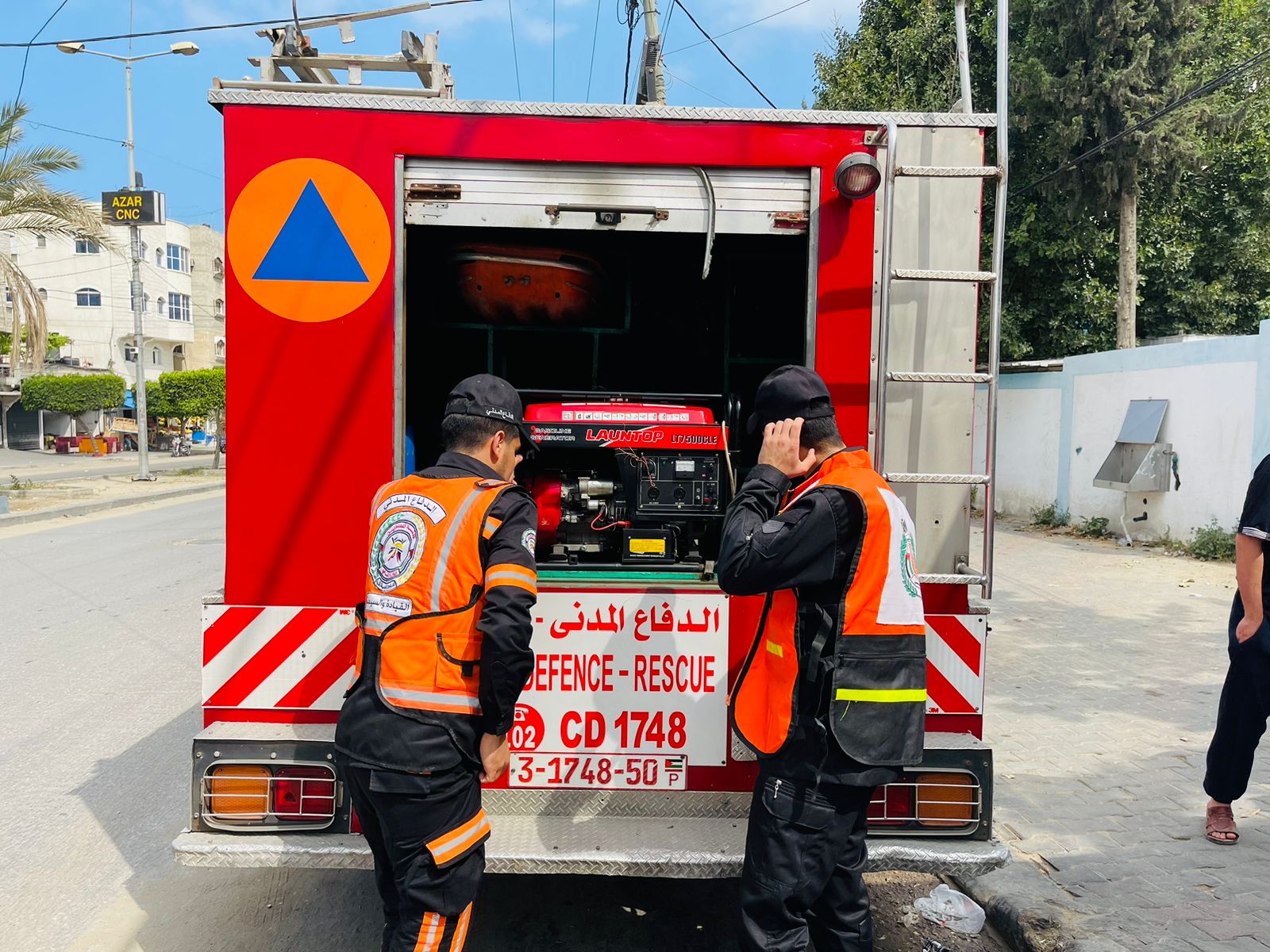 أطقم الدفاع المدني تتعامل مع آثار العدوان الإسرائيلي