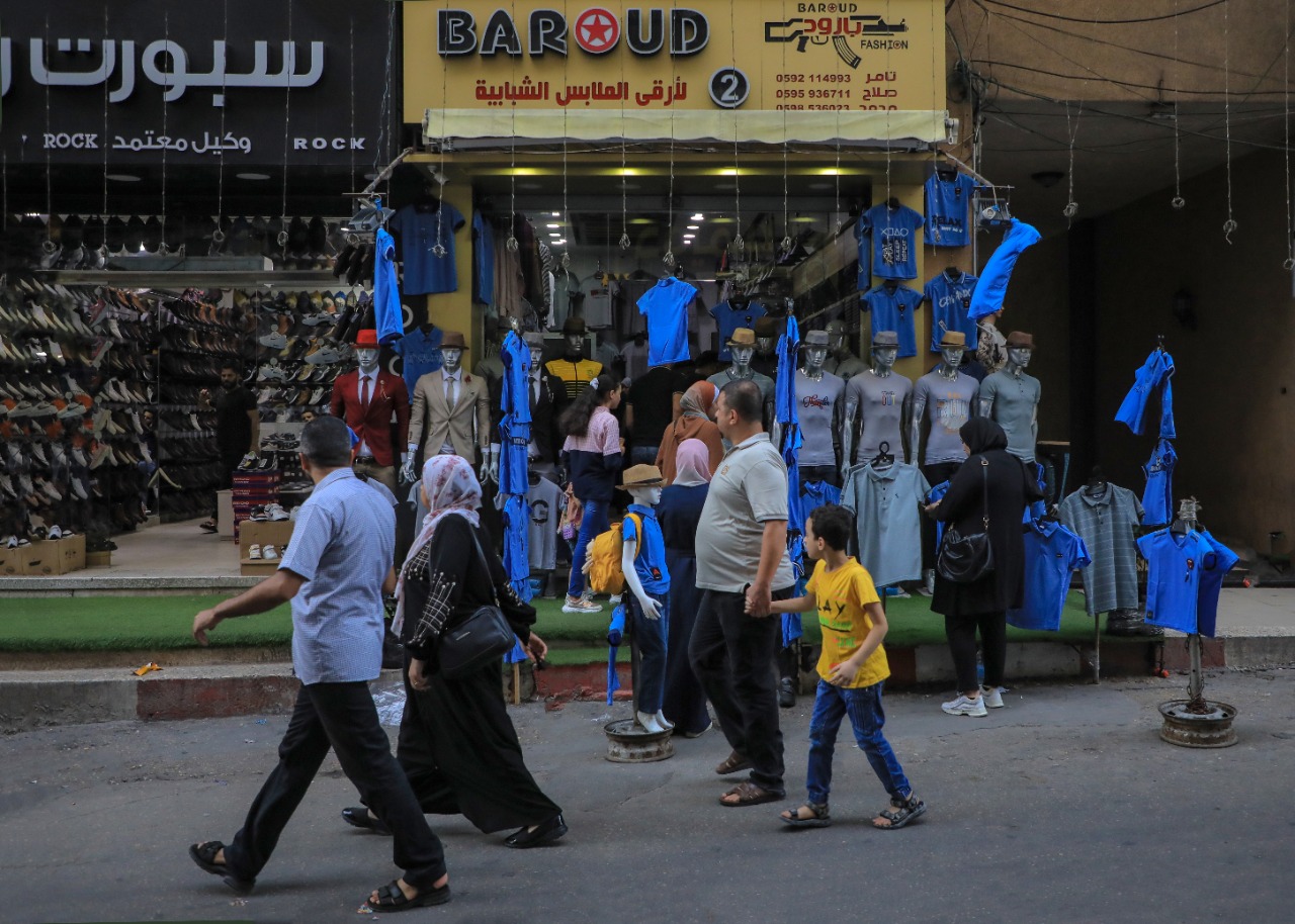 جانب من استعدادات المواطنين في غزة لبدء العام الدراسي الجديد