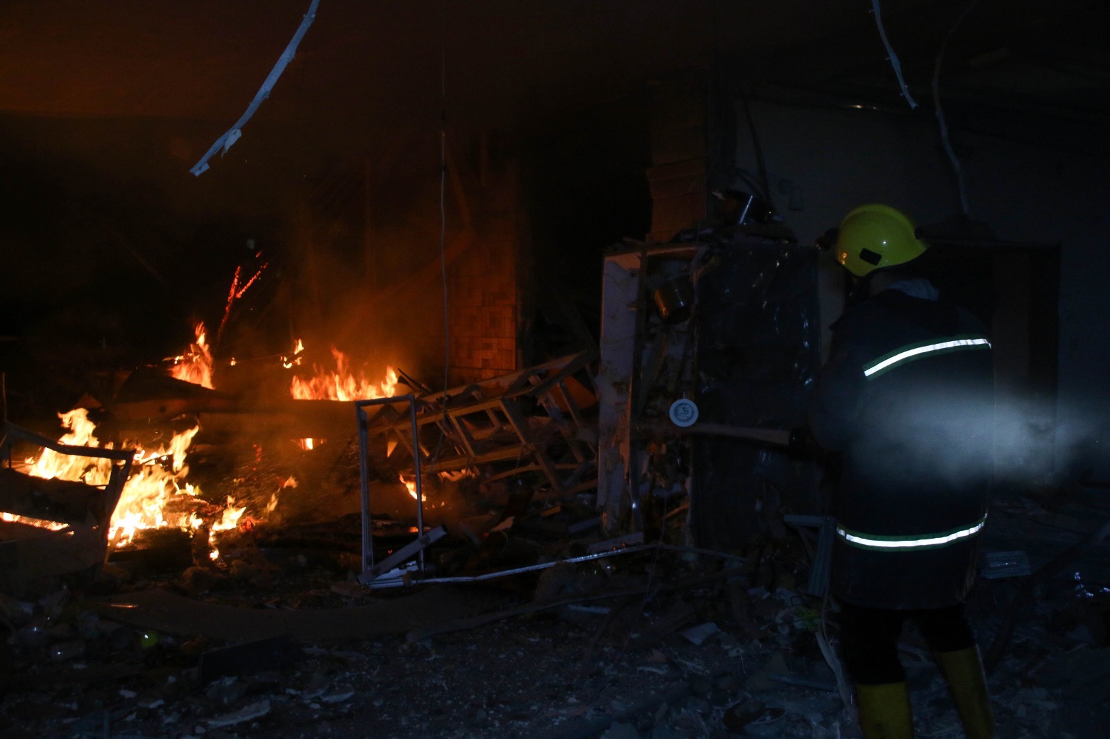 أطقم الدفاع المدني تتعامل مع آثار العدوان الإسرائيلي