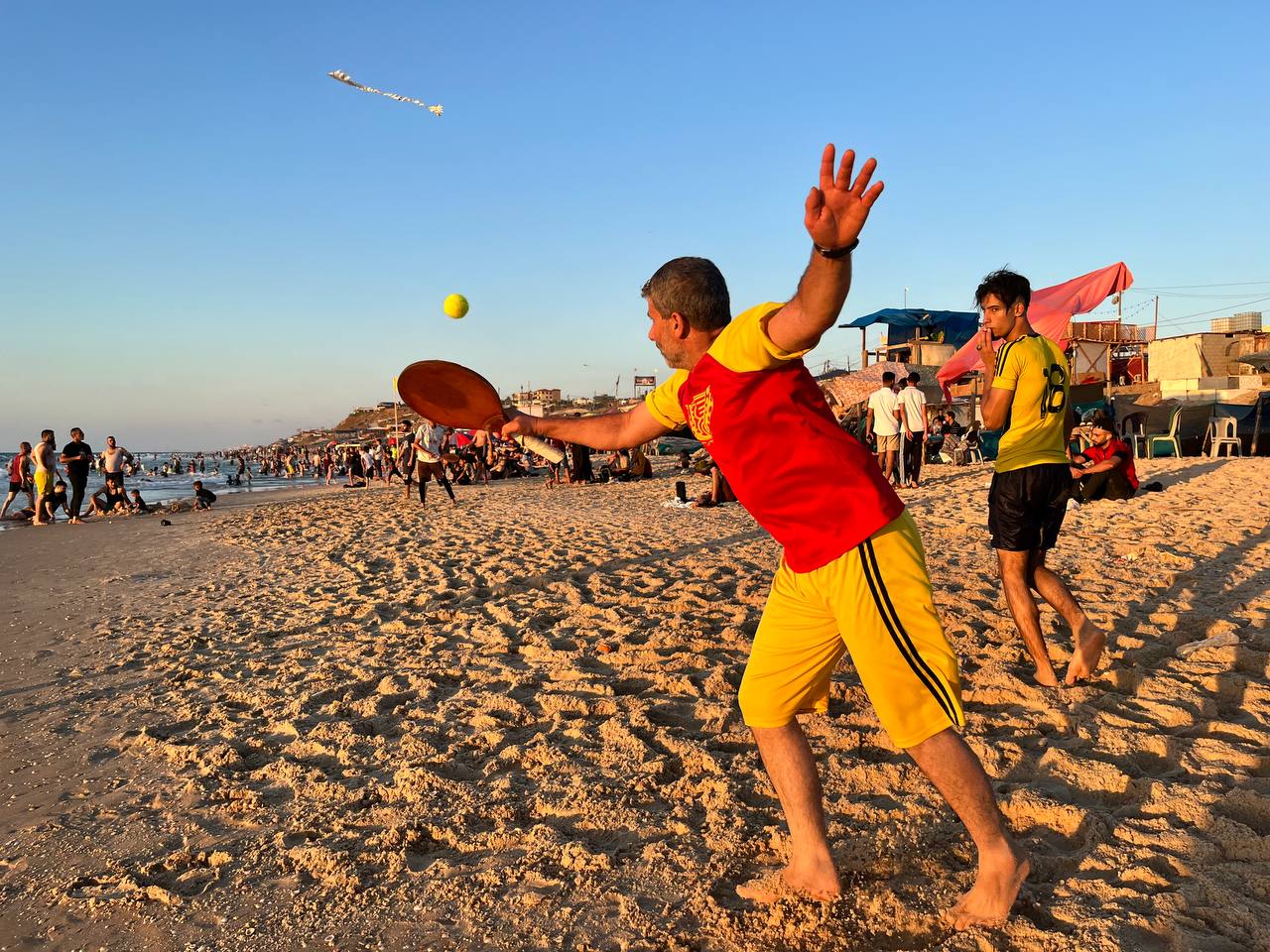 اصطياف المواطنين بغزة على شاطئ البحر وعدد من الأماكن الترفيهية خلال الإجازة الأسبوعية