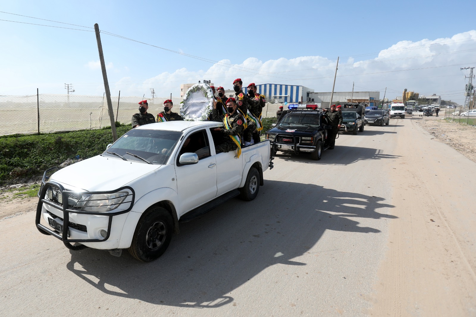 بمراسم عسكرية.. جماهير غزة تُشيع الوزير السابق زياد الظاظا