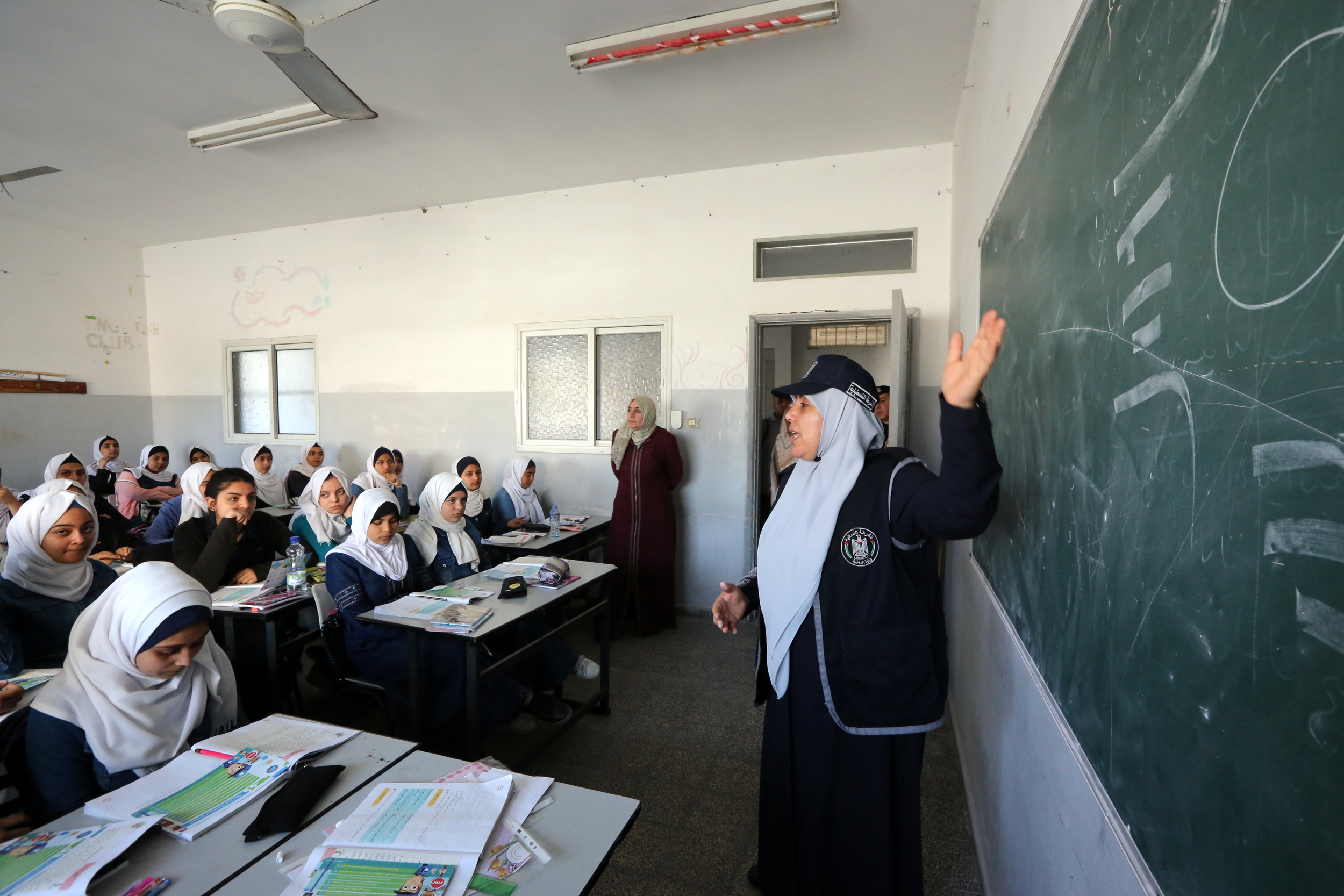 المرور والشرطة النسائية تُطلقان حملة توعوية لطالبات المدارس الثانوية