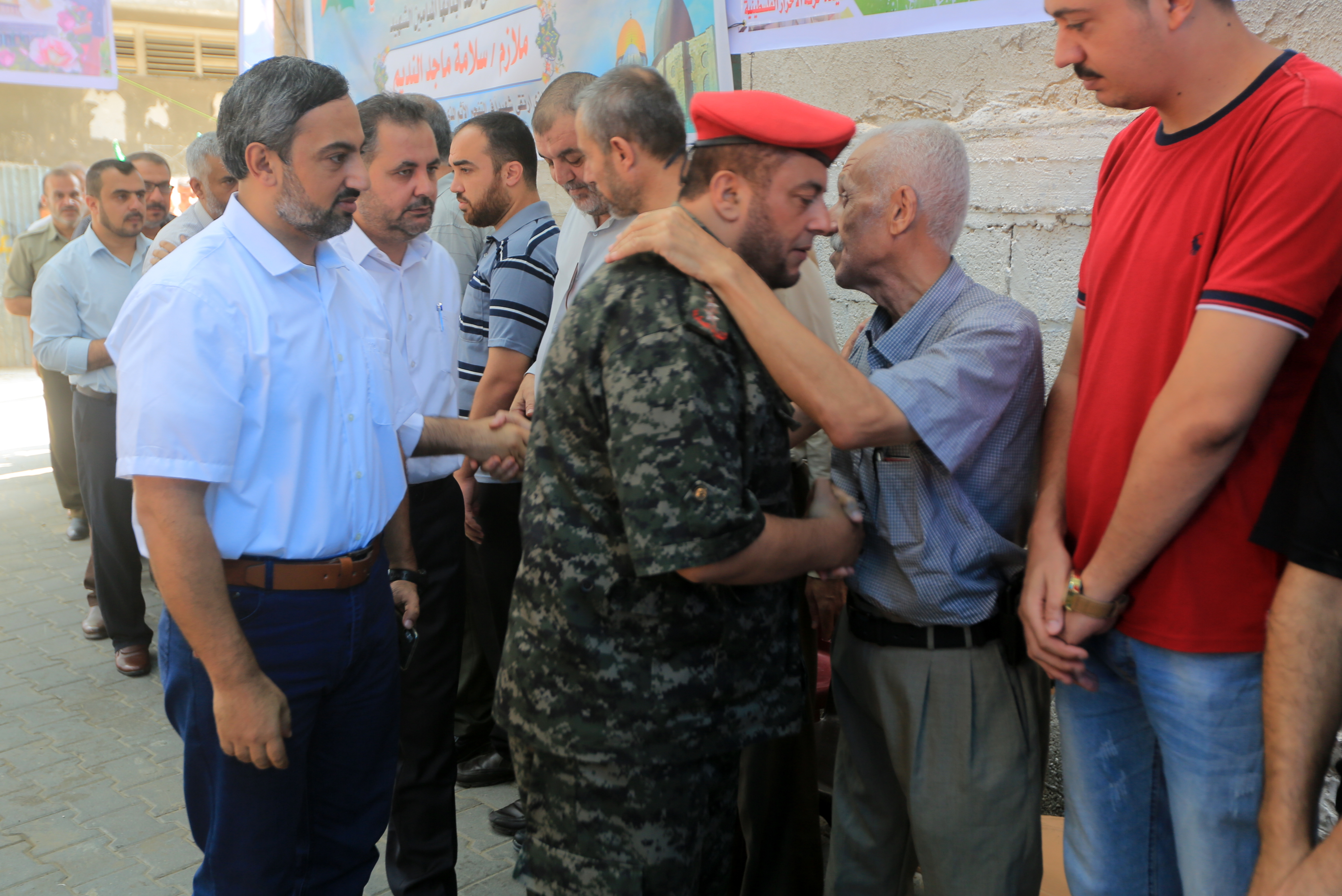 قيادة الداخلية تُقدم العزاء لذوي شهداء الواجب الثلاثة