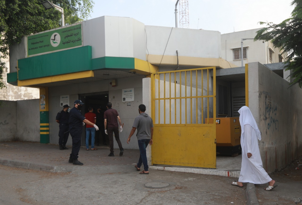 الأجهزة الأمنية والشرطية تُنظم آلية صرف رواتب الموظفين وفق إجراءات السلامة