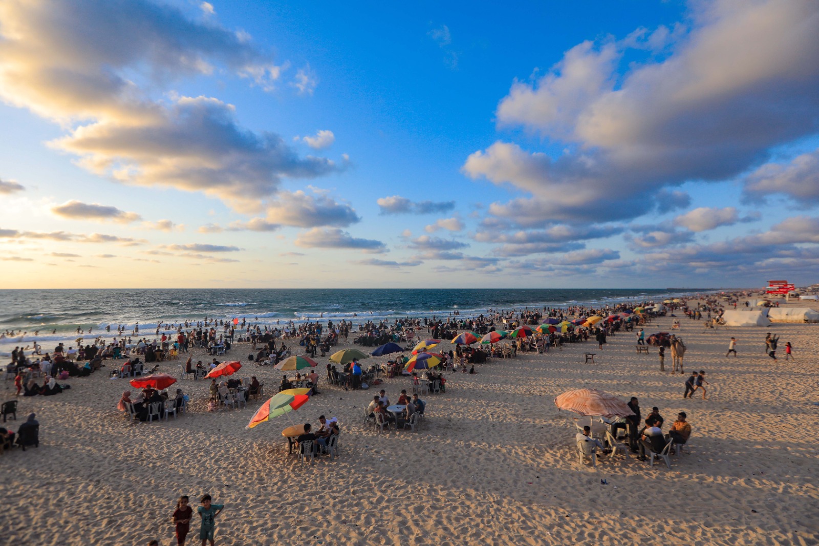 أجواء اصطياف المواطنين على شاطئ بحر غزة عشية بدء العام الدراسي