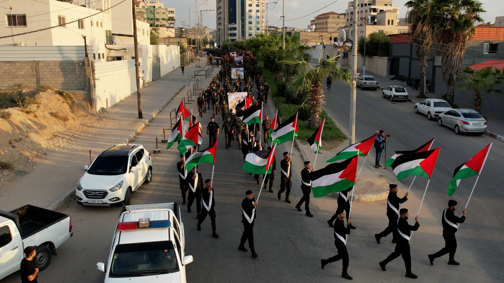 "الداخلية" تُنظم مسيراً عسكرياً تكريماً لشهداء الأجهزة الأمنية بالضفة