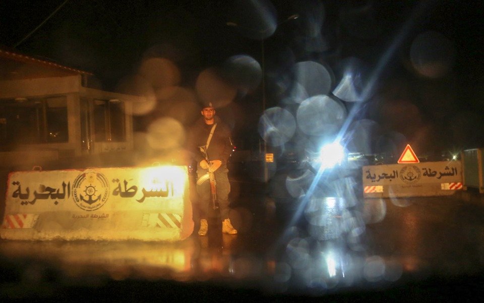 أفراد الأجهزة الأمنية خلال أداء واجبهم الليلة الماضية، أثناء المنخفض الجوي