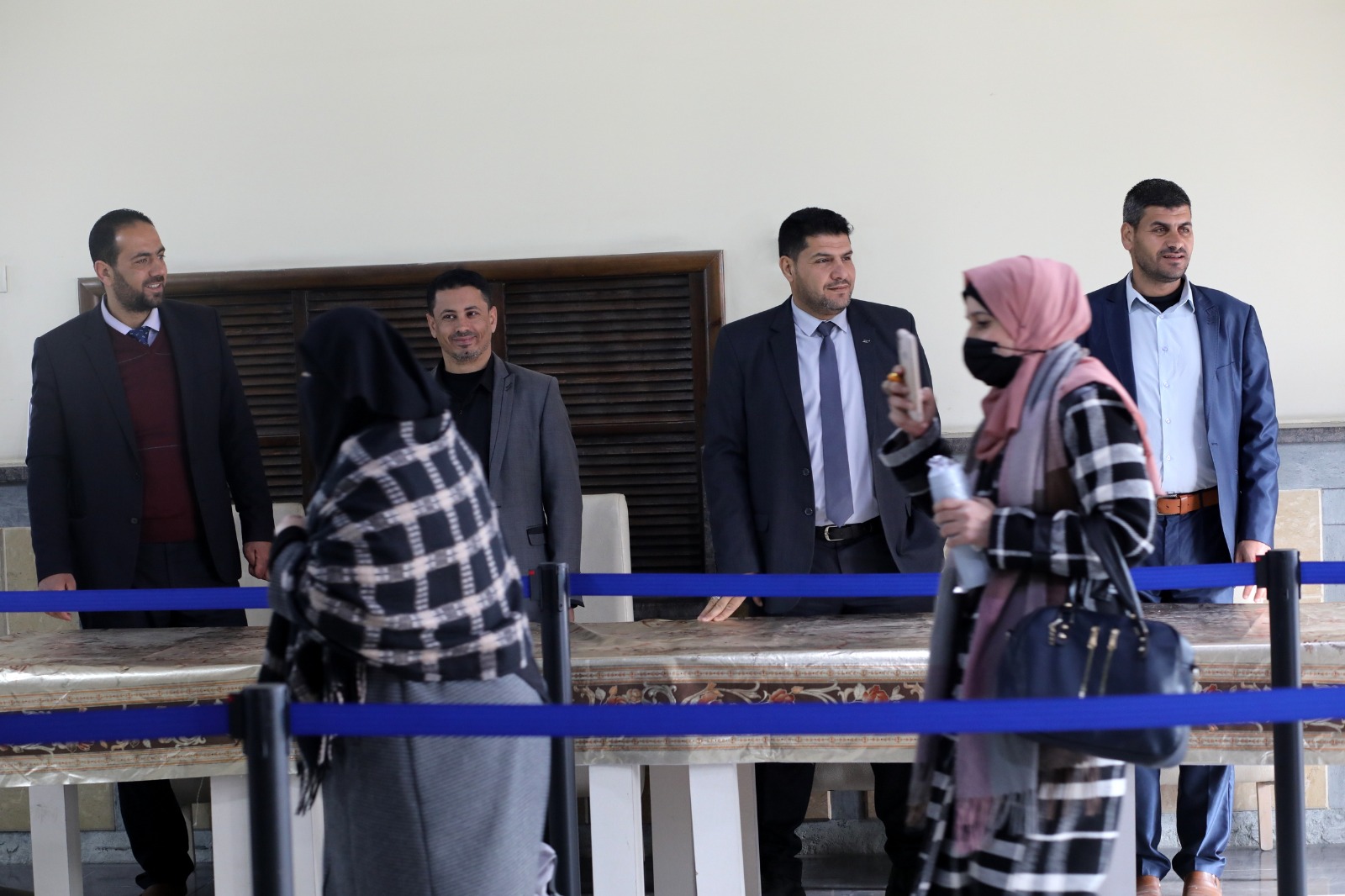 أطقم "المعابر" تُسهل مغادرة الفوج الأول من المعتمرين عبر معبر رفح 