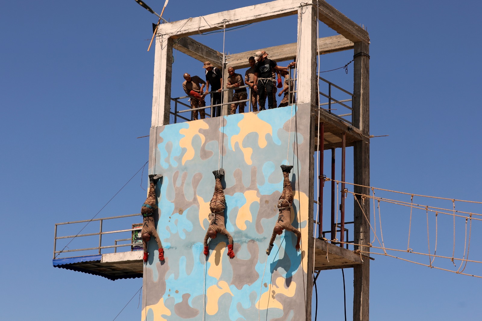 تدريبات دورة "الصاعقة الثالثة" لطلاب كلية الرباط بخان يونس