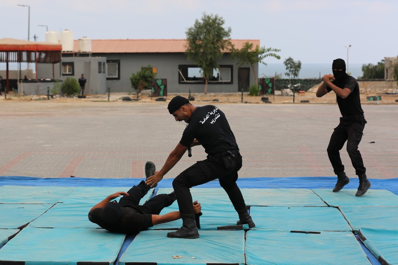 "مديرية التدريب" تُخرج دورتَي صف الضباط 27 والتأسيسية 35