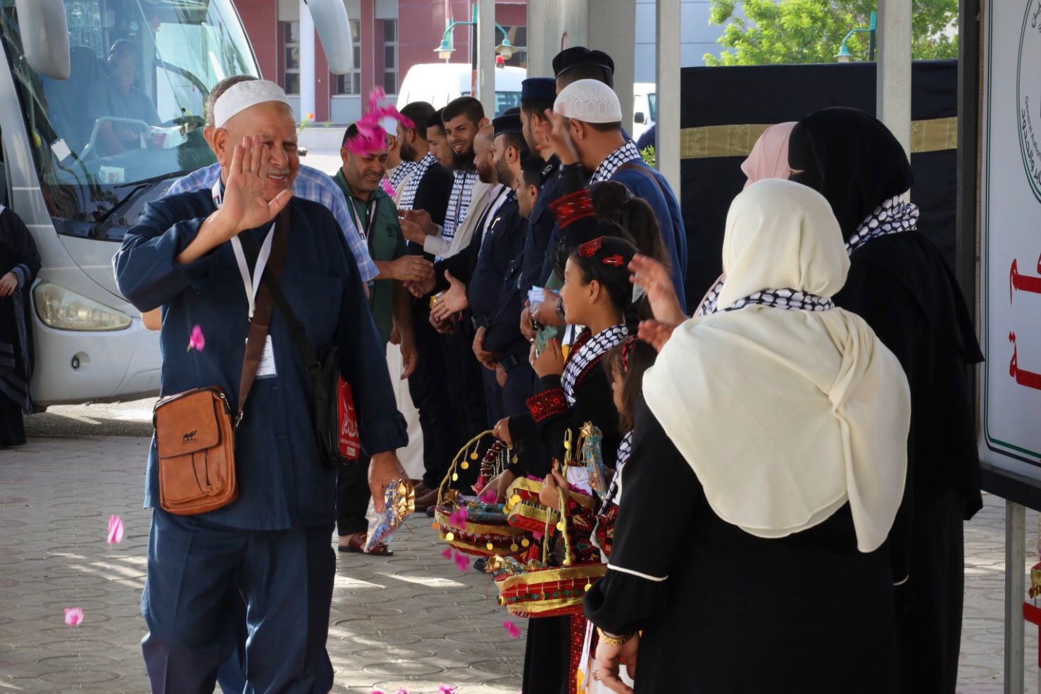 أطقم "المعابر" و"أجهزة الداخلية" تسهل مغادرة الفوج الثاني من حجاج غزة عبر معبر رفح