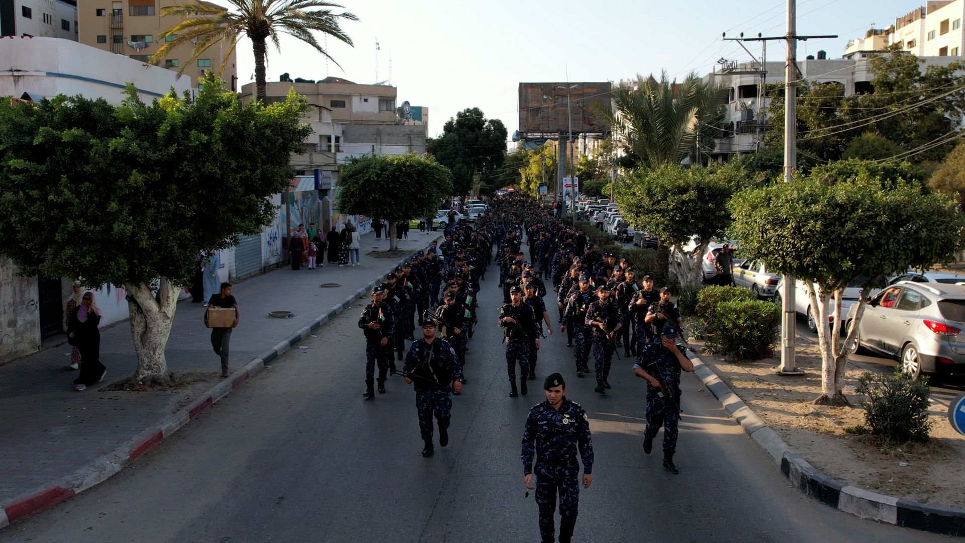 "الداخلية" تُنظم مسيراً عسكرياً تكريماً لشهداء الأجهزة الأمنية بالضفة