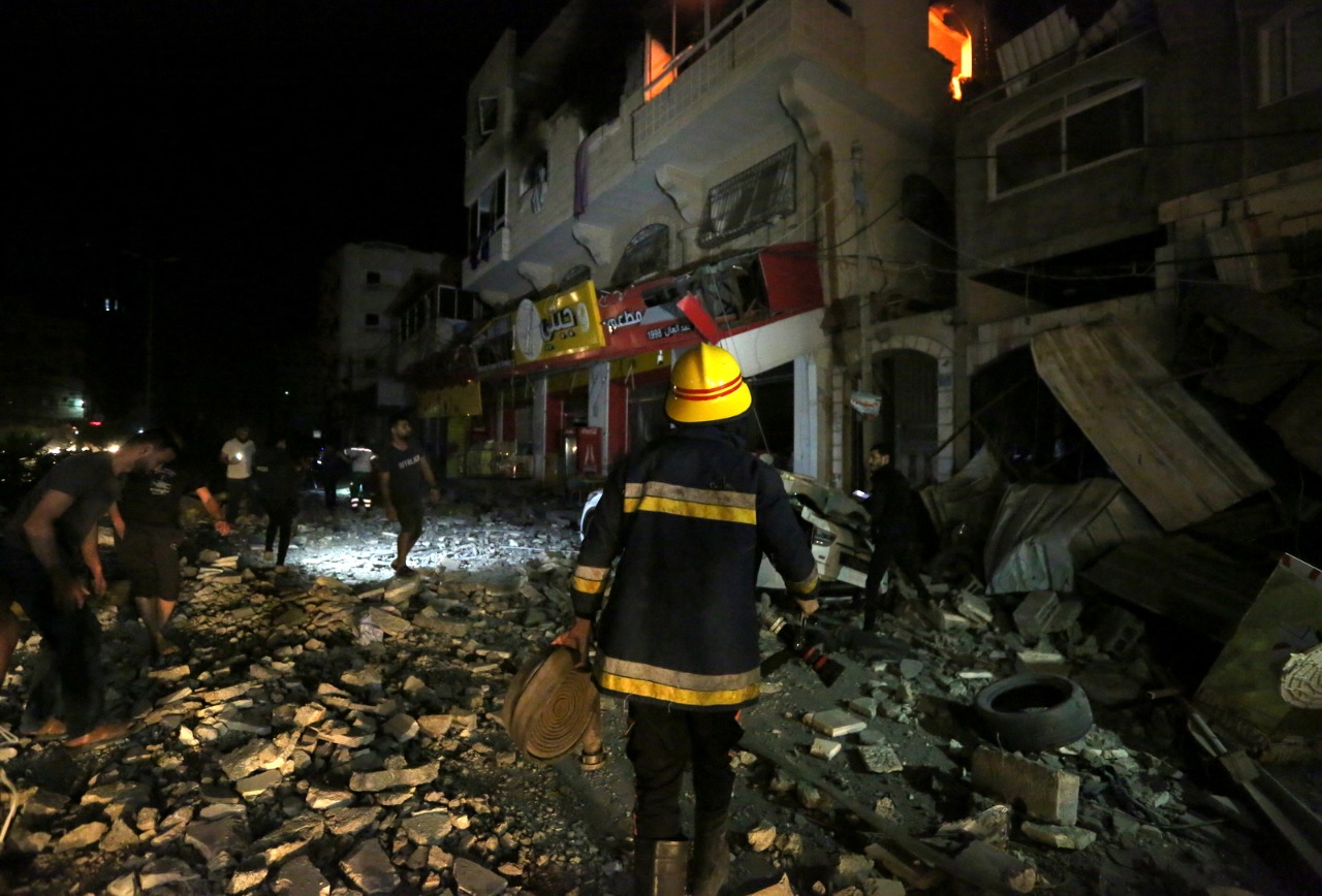 الدفاع المدني يُتابع آثار العدوان الإسرائيلي