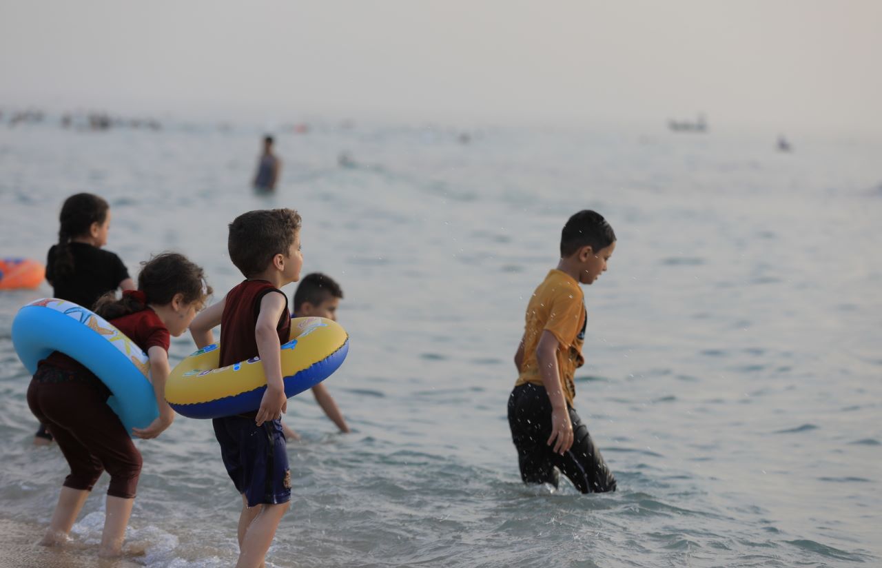 أجواء اصطياف المواطنين بغزة على شاطئ البحر وعمل أجهزة الداخلية في توفير الأجواء الملائمة