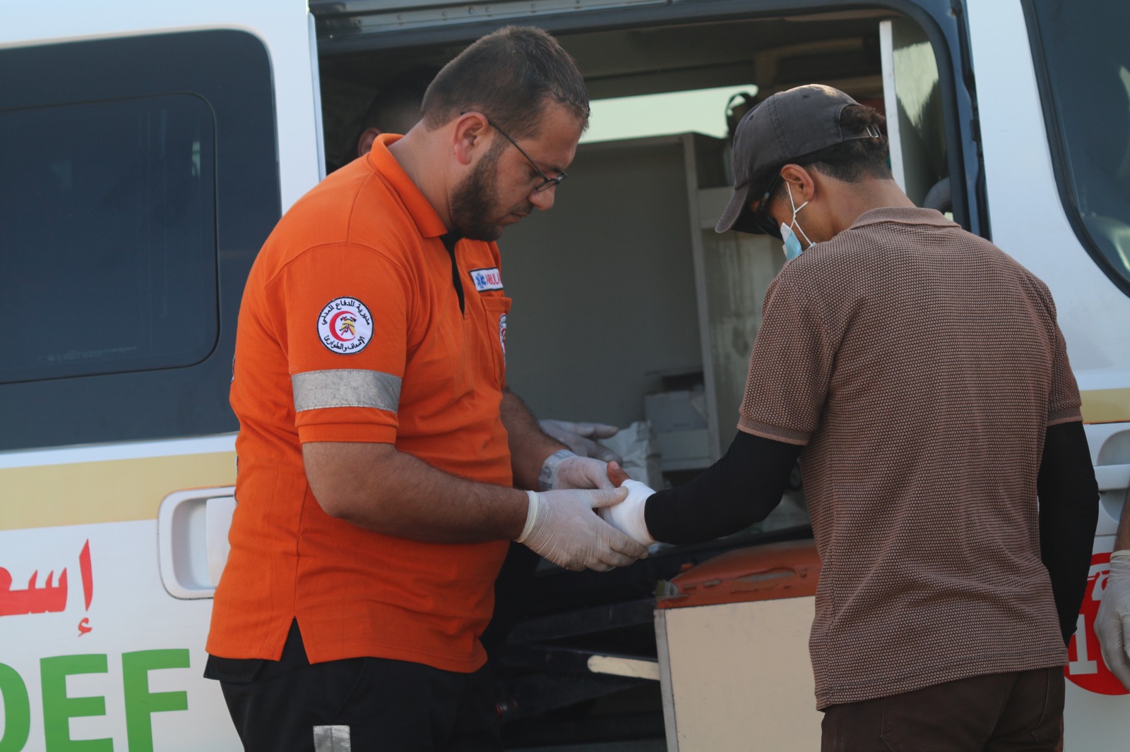 عمل أطقم الدفاع المدني والخدمات الطبية في إسعاف المتظاهرين شرق غزة