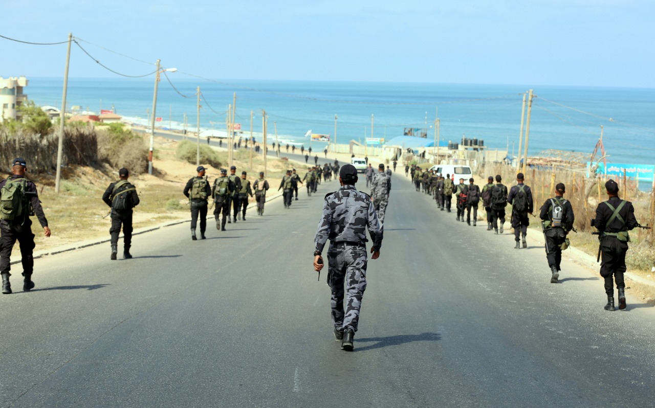 مديرية التدريب تُنظم مسيراً عسكرياً للدفعة الأولى من الدورة التأسيسية الثانية