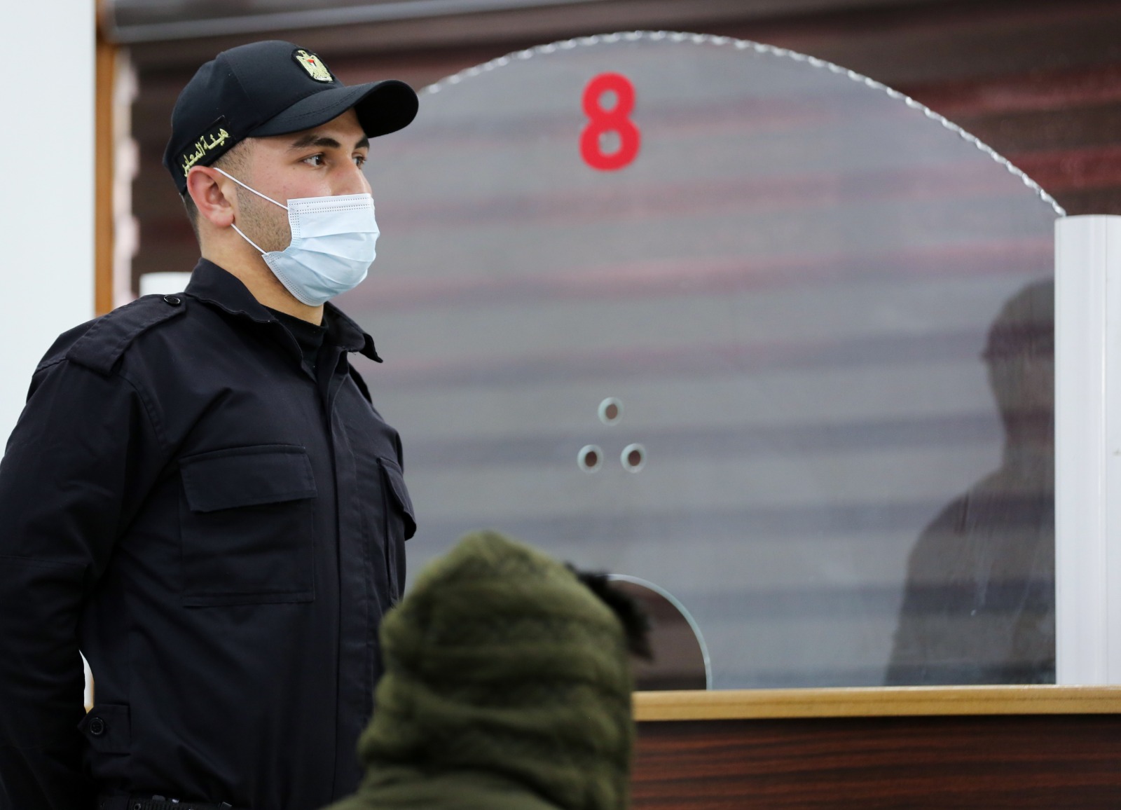 العمل اليومي لأطقم مكتب التسجيل للسفر بهيئة المعابر في تسجيل المواطنين للسفر عبر معبر رفح