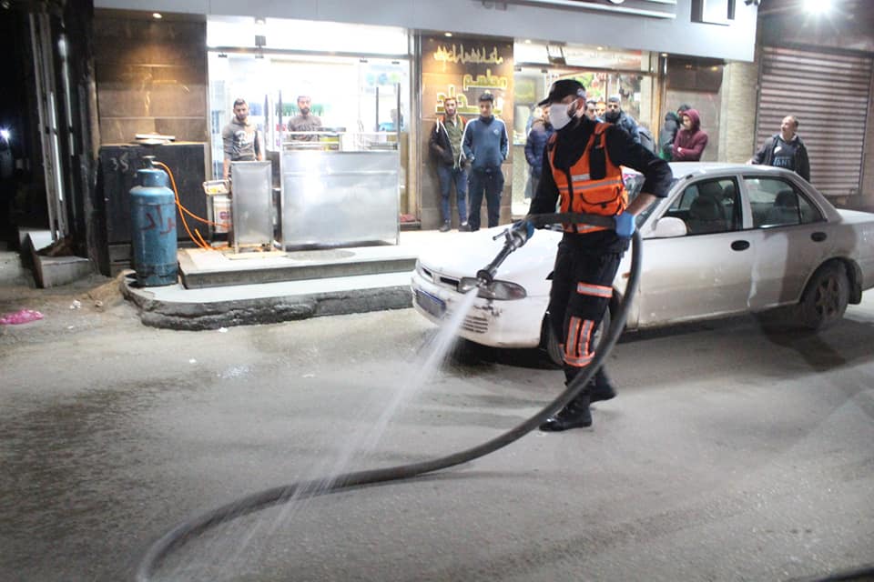 الدفاع المدني يُشارك في مبادرات للتعقيم بمحافظات القطاع لمكافحة جائحة كورونا