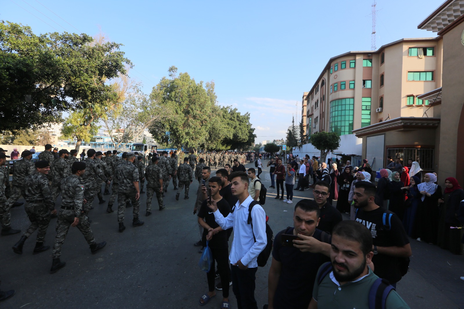 "الداخلية" تُنظم مسيراً عسكرياً تكريماً لشهداء الأجهزة الأمنية بالضفة