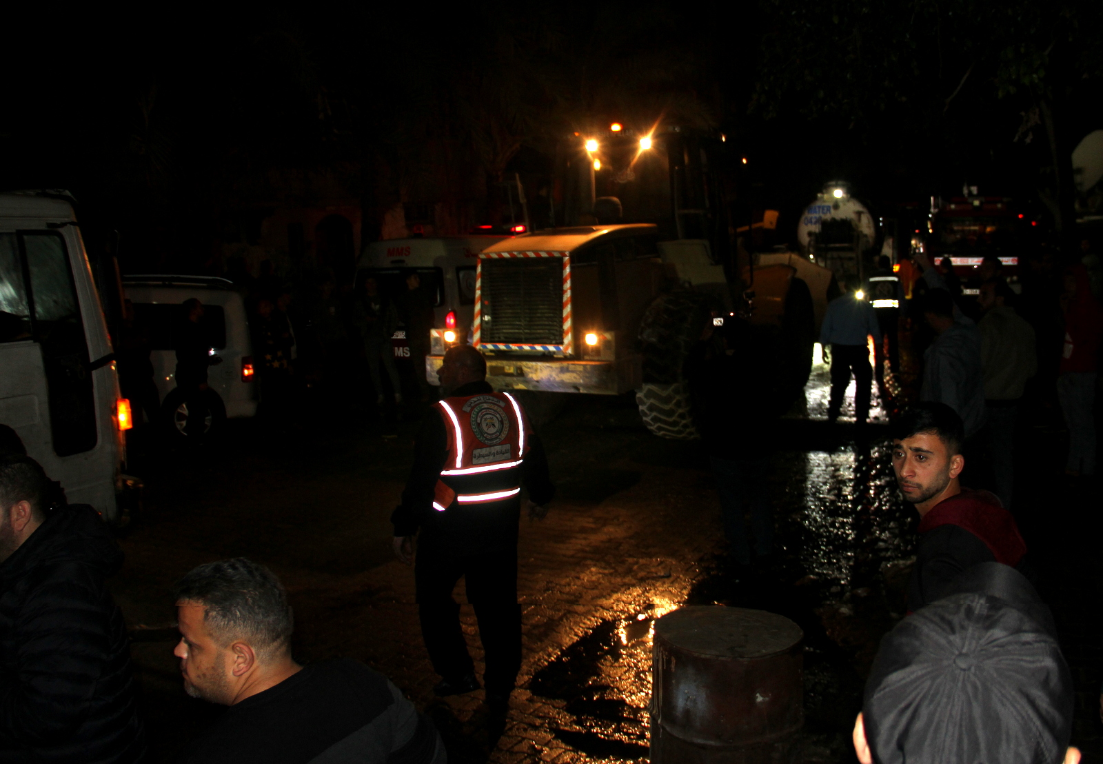 صور من تعامل أطقم الدفاع المدني والشرطة مع حريق البناية السكنية شمال غزة