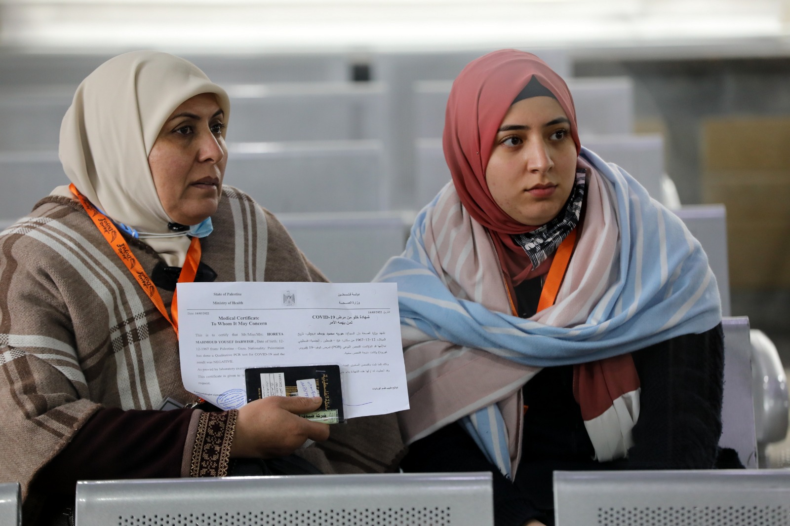 أطقم "المعابر" تُسهل مغادرة الفوج الأول من المعتمرين عبر معبر رفح 