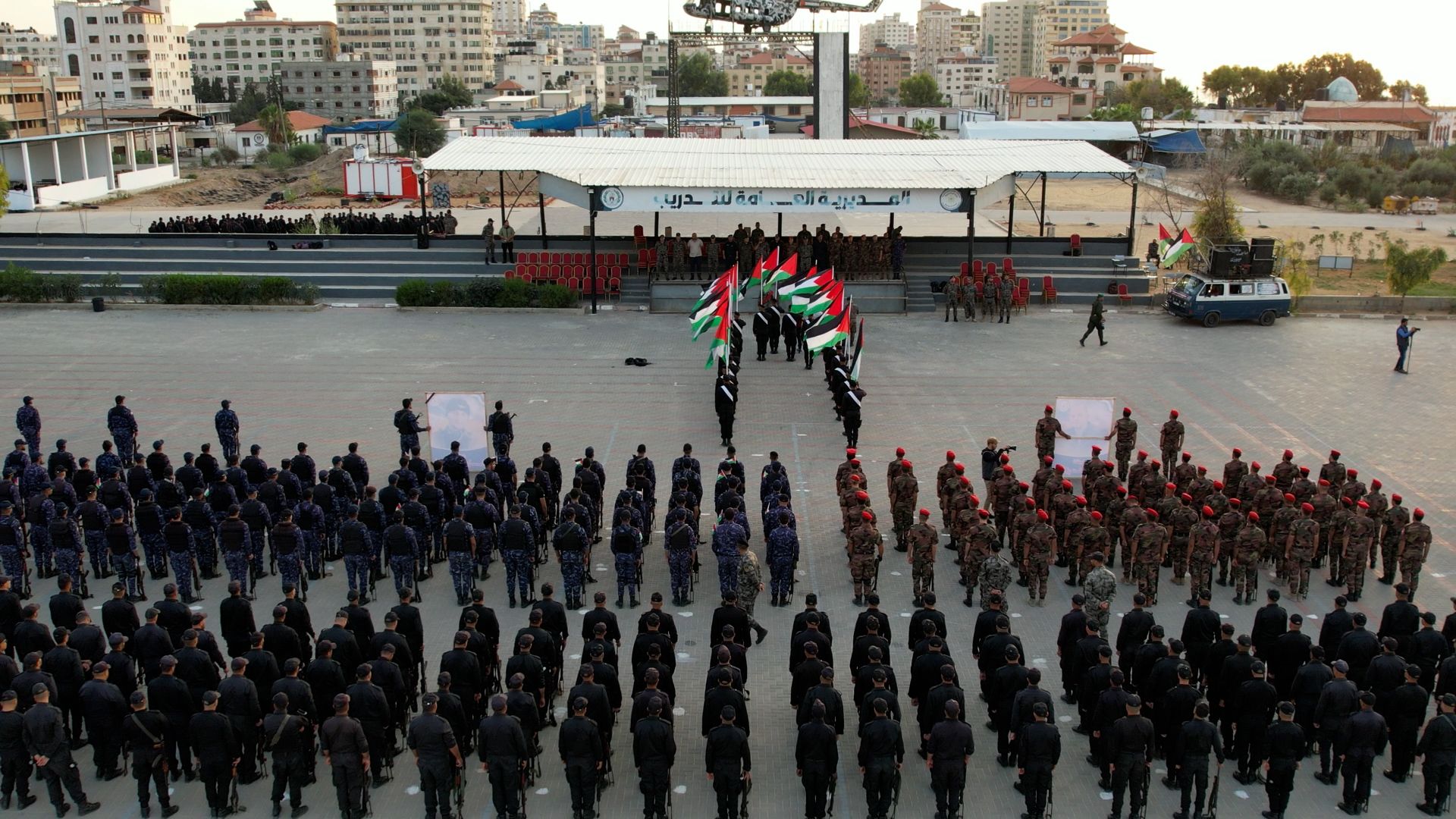 "الداخلية" تُنظم مسيراً عسكرياً تكريماً لشهداء الأجهزة الأمنية بالضفة
